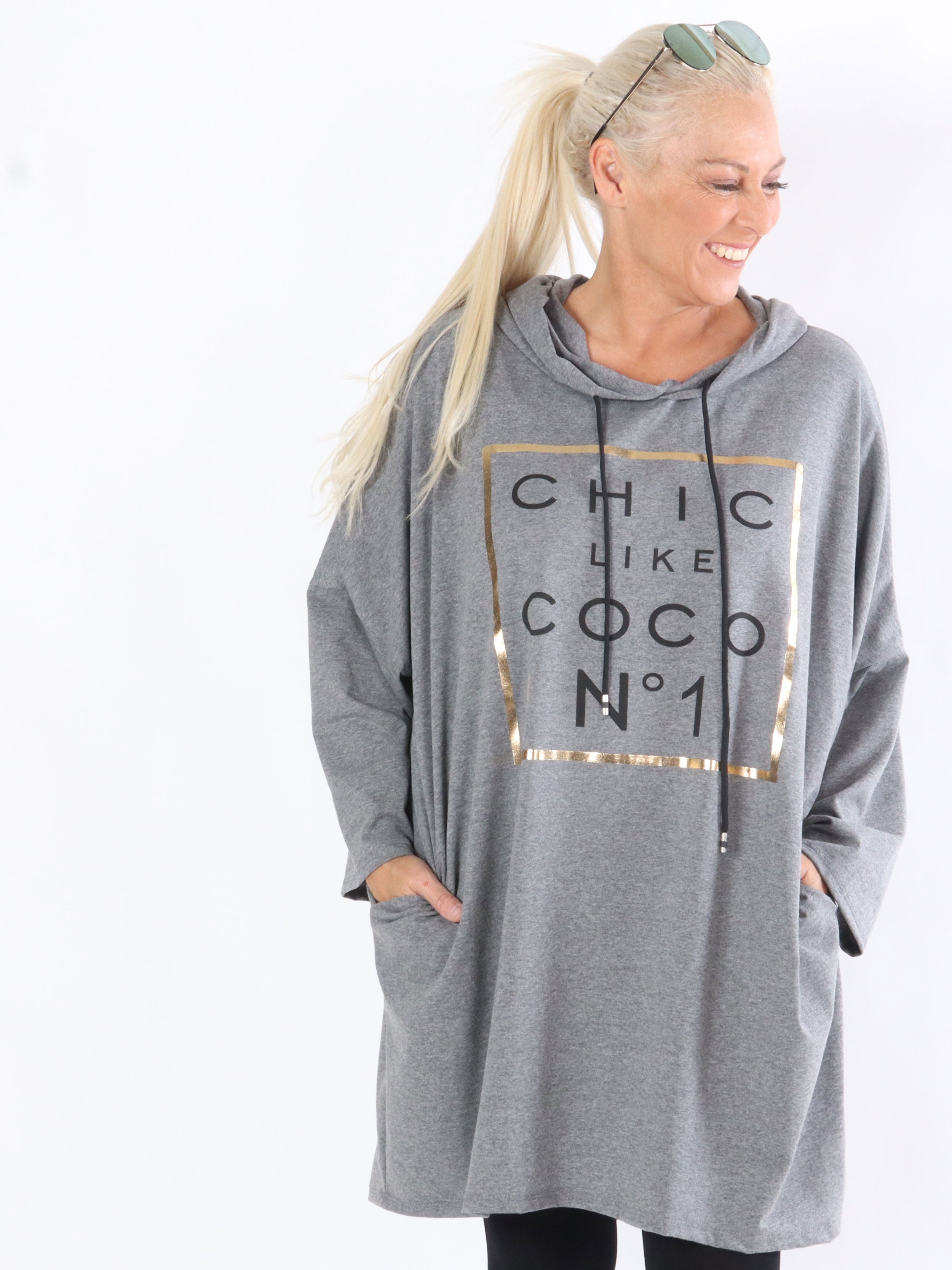 Gemma - Kjole med hætte og guld motiv